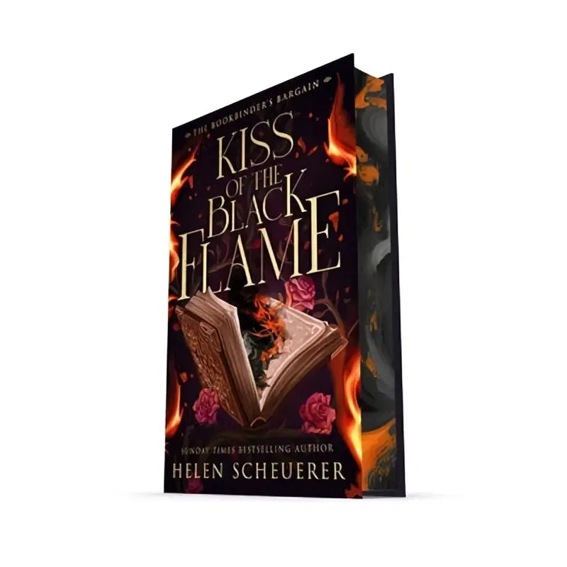 Het boek kiss of the black flame van helen schuemer heeft een donkere cover met een open boek in zwarte vlammen en rozen