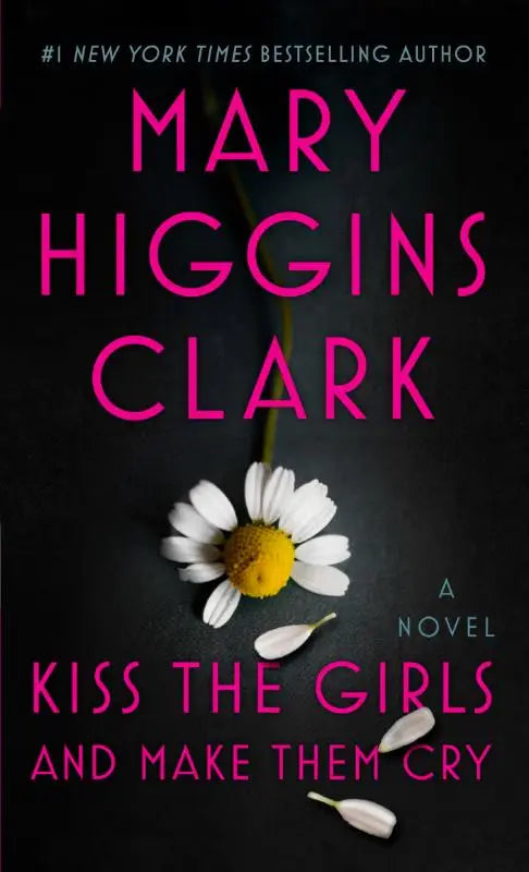 Witte madelief met gele kern en verspreide blaadjes op donkere achtergrond voor kiss the girls and make them cry novel