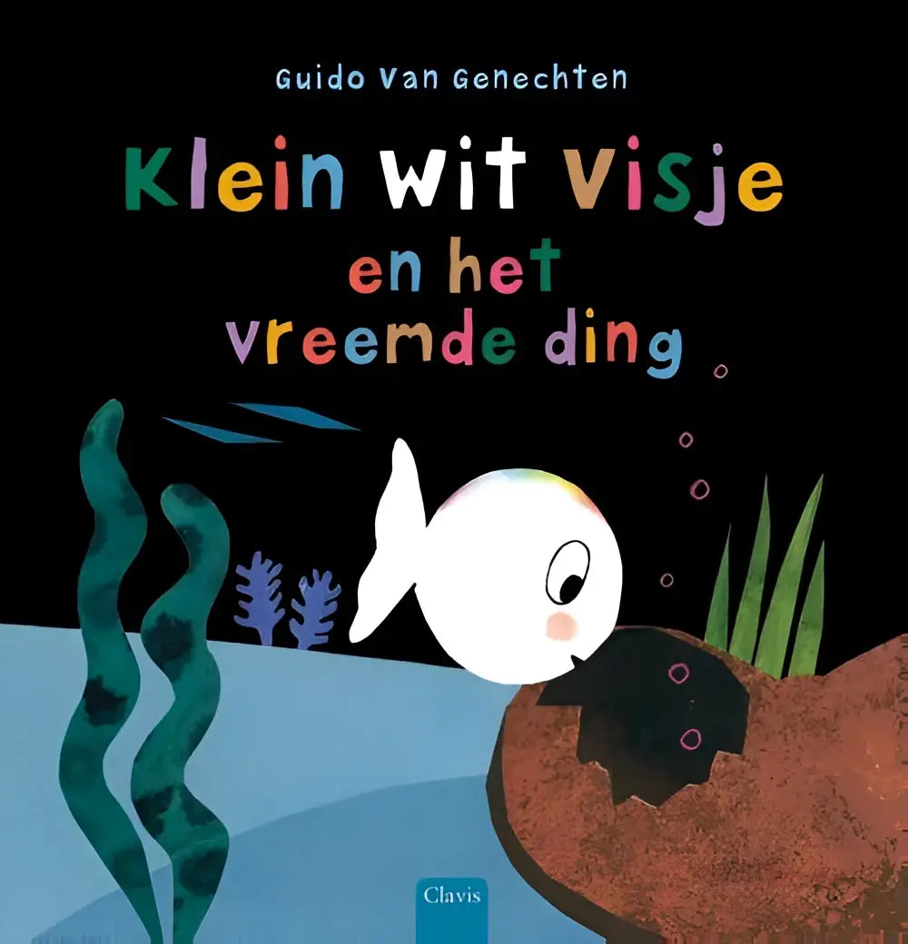 Klein wit visje met grote oog en roze wangen zwemt nabij de zeebodem in het product klein wit visje en het vreemde ding