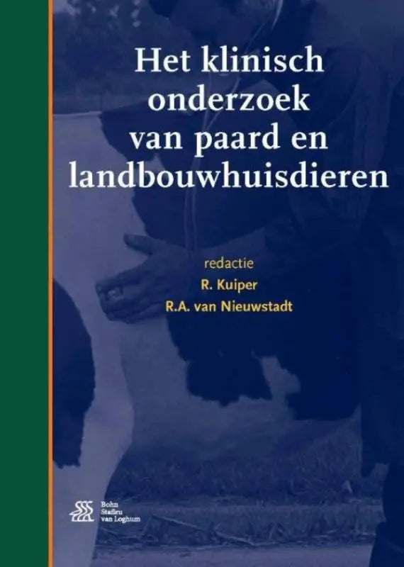 Blauw getinte boekcover van het klinisch onderzoek van paard en landbouwhuisdieren met afbeelding van persoon en koe en groene oranje randen uitgeverij libre