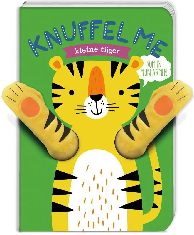 Een zachte gele knuffeltijger met zwarte strepen en oranje pootkussentjes op een groen kinderboek voor jonge lezers kleine tijger