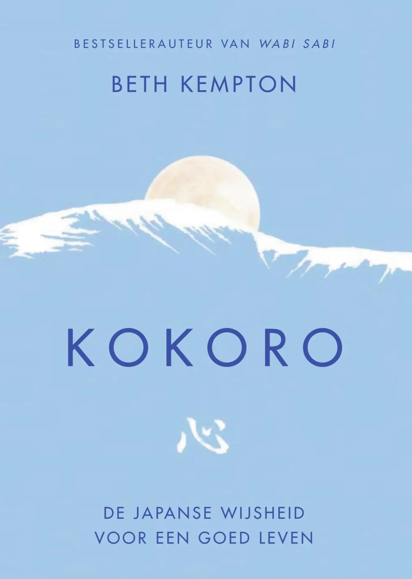De boekcover van kokoro toont japanse wijsheid met een minimalistisch wit berglandschap in zachte blauwtinten