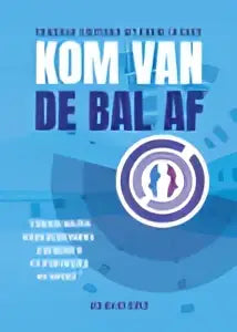 Blauw-wit albumhoes voor kom van de bal af van de band met focus op paradoxaal leiderschap in sturing en ruimte