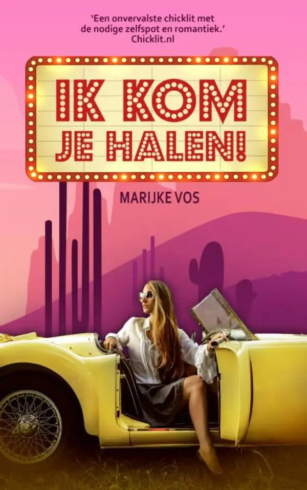 Een levendige roze en gele boekcover van Ik kom je halen met een retro marquee bord in een stylized woestijn achtergrond voor een doldwaze roadtrip dwars Amerika door marijke vos
