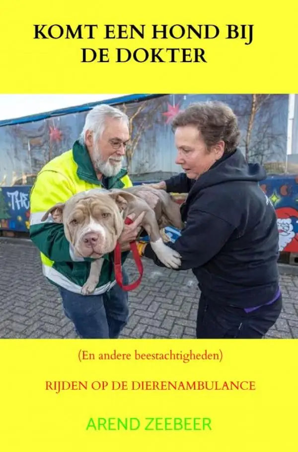 Een lichtbruine en witte pitbull puppy met een rode riem vastgehouden door twee mensen in andere beestachtigheden