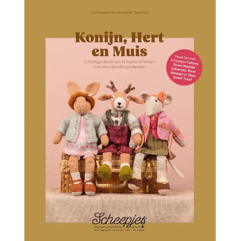 Knitted konijn hert en muis plush toys in een stijlvolle garderobe als schattige dieren om te haken of breien