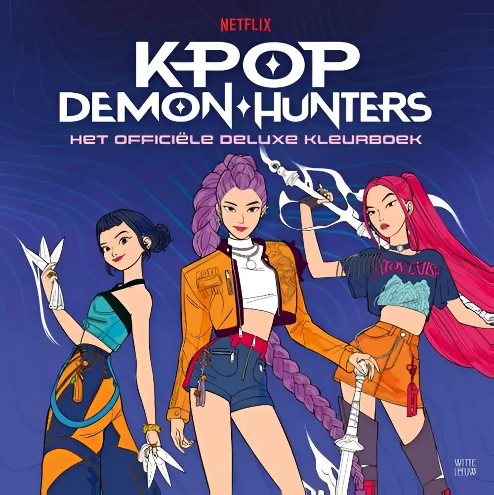 De cover van de netflix kpop demon hunters deluxe kleurboek toont drie anime-stijl meisjes met kleurrijk haar op een blauwe achtergrond
