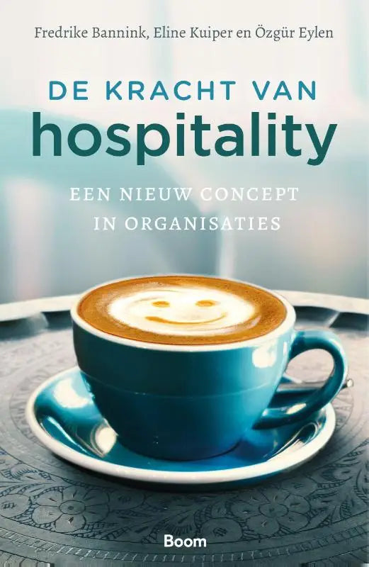 Een blauwe keramische koffiekop met wit schoteltje en latte art glimlach bij de kracht van hospitality product
