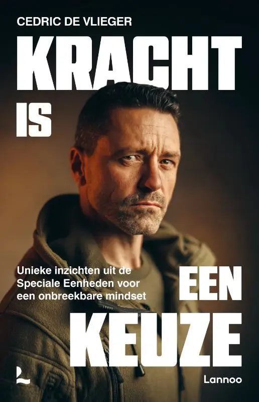 Boekcover toont man in olijfgroene jas met witte tekst kracht is een keuze van cedric de vlieger met unieke inzichten speciale eenheden en onbreekbare mindset