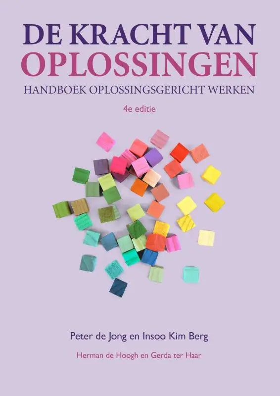 De cover van het boek de kracht van oplossingen toont kleurrijke blokken op een lavendel achtergrond met insoo kim berg