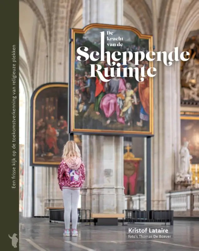 Een jonge meid in een glinsterend roze jasje staat voor het schilderij de kracht van de scheppende ruimte in religieuze plekken