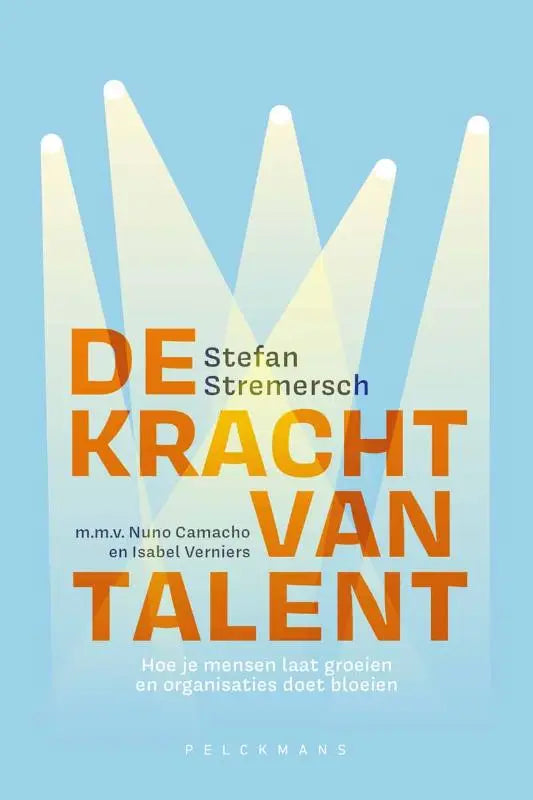 De boekcover van de kracht van talent toont oranje tekst op lichtblauwe achtergrond over mensen laat groeien