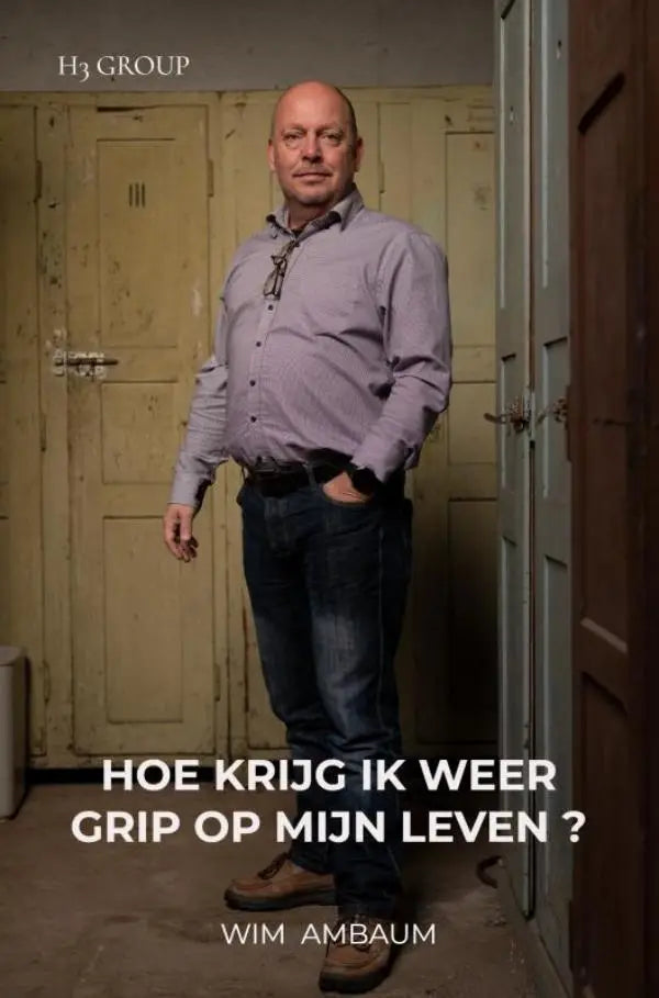 Een man in een lichtpaarse blouse en donkerblauwe spijkerbroek staat voor verweerde houten deuren bij hoe krijg ik weer grip op mijn leven product van h3 group
