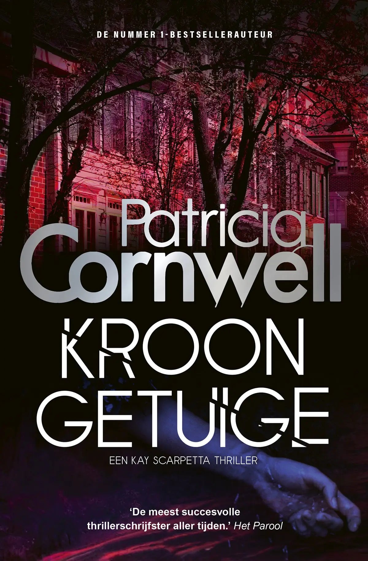 De boekcover van kroongetuige door patricia cornwell toont de titel in wit tegen een roodverlichte bakstenen gevel, uitgeverij luitingh sijthoff