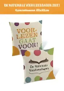 Stack van witte kussenhoezen met het woord voor in zwarte letters uit het samengestelde pakket nationale voorleesdagen garant indien besteld