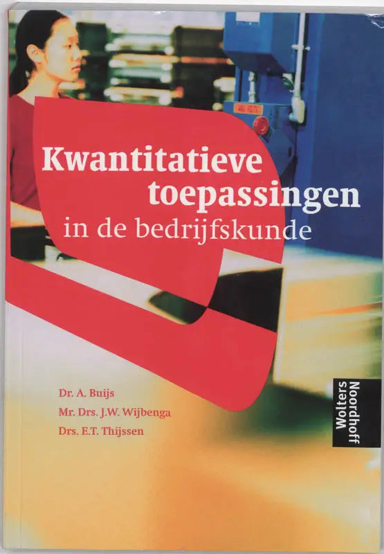 Rood-wit hardcover boek kwantitatieve toepassingen in de bedrijfskunde met foto van vrouw in industrieel kader voor hoger onderwijs en informatica hoger onderwijs