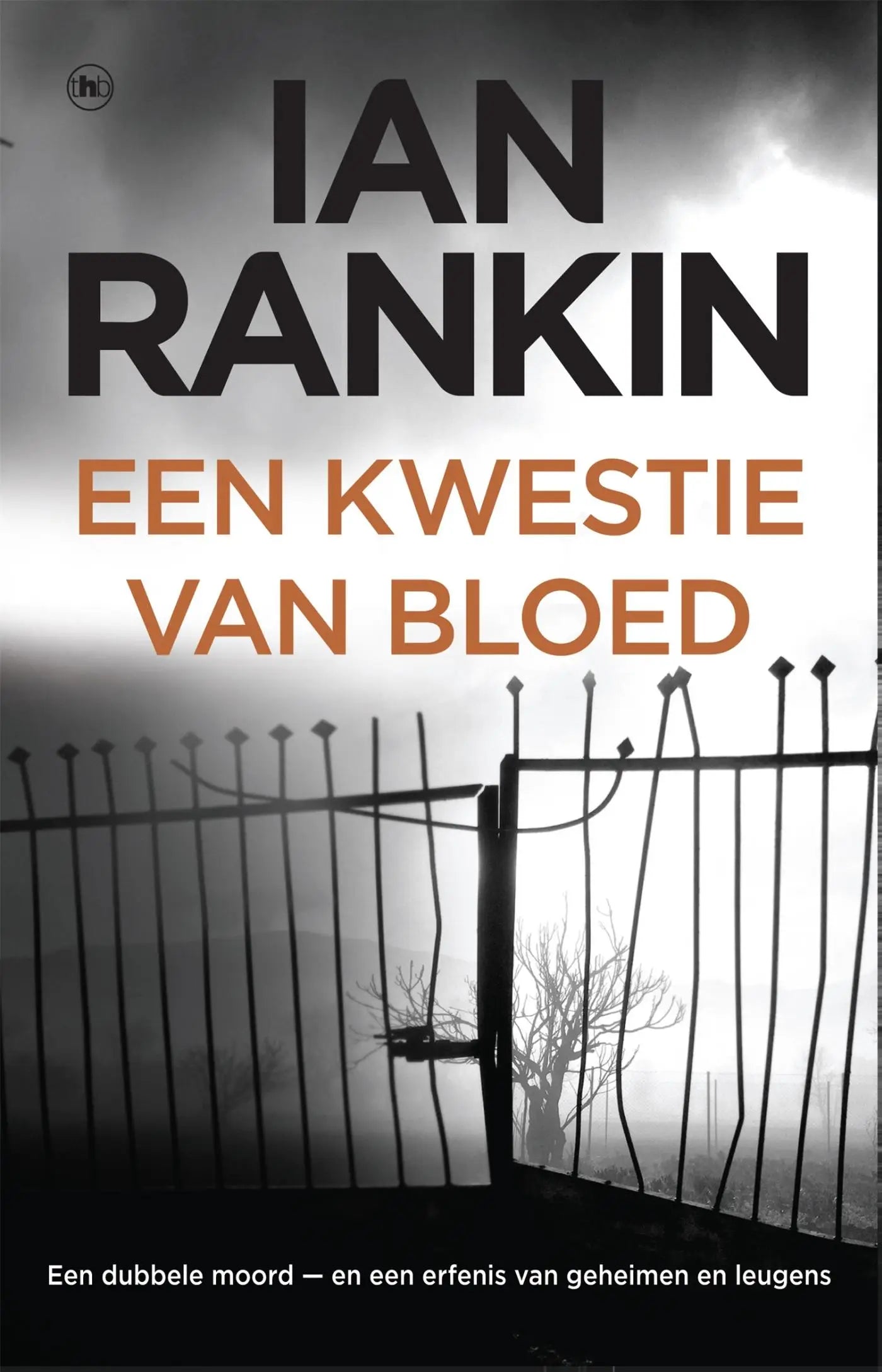 Boekcover van kwestie van bloed met zwart-oranje kleur en smeedijzeren hek voor mistige achtergrond
