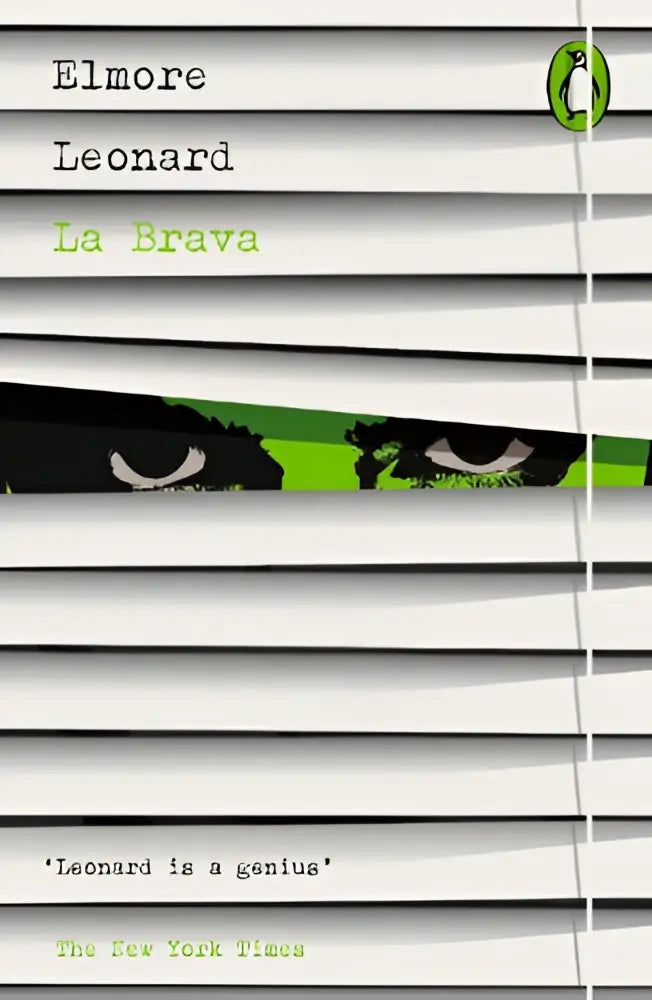 De cover van het boek la brava door elmore leonard toont zwarte en groene ogen achter witte jaloezieën voor een minimalistische achtergrond met het penguin books logo, passend bij crime and mystery genres