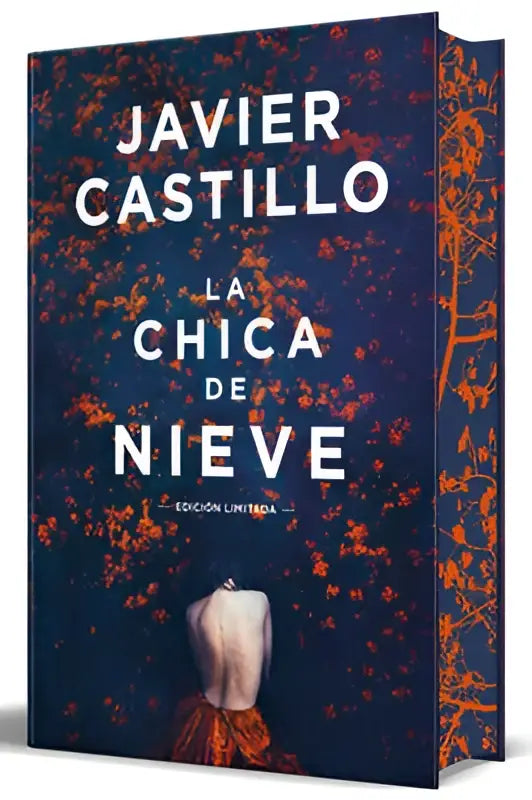 Het boek la chica de nieve beperkte editie con cantos pintados heeft een donkerblauwe omslag met oranje bloemenpatroon