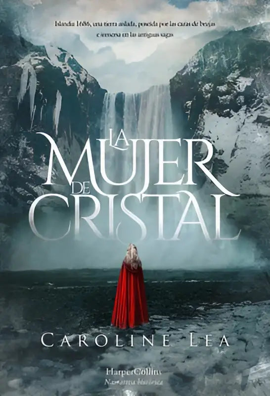 Een opvallende rode fluwelen mantel van la mujer de cristal met de glass woman voor een mistige waterval