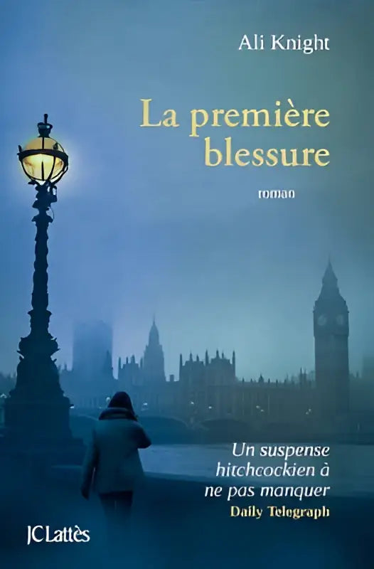 De boekcover van la première blessure door ali knight toont een mistige londense skyline met big ben en een verlichte lantaarnpaal uit de petite collection lattes