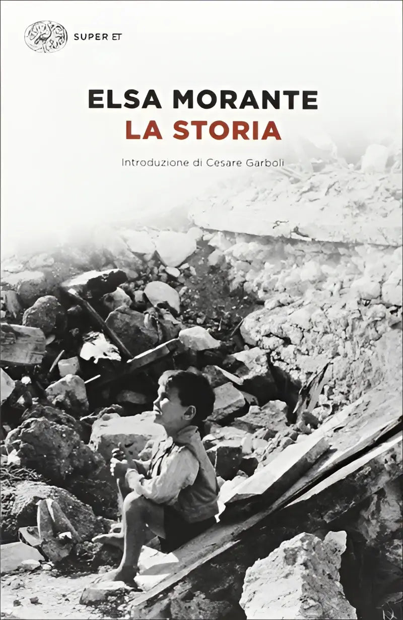Zwart-witfoto van een jonge jongen zittend tussen puin in het boek La storia