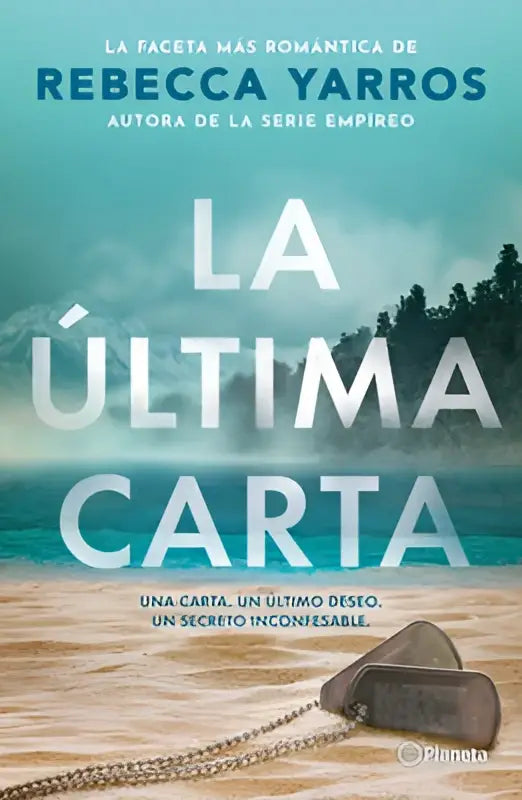 De boekcover van la última carta toont de titel in witte letters op een strandachtergrond met metalen dogtags in het zand
