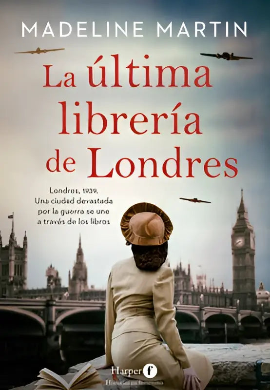 Een vrouw in een beige jas en hoed kijkt vanaf een stenen brug naar london skyline met een open boek voor de laatste boekwinkel