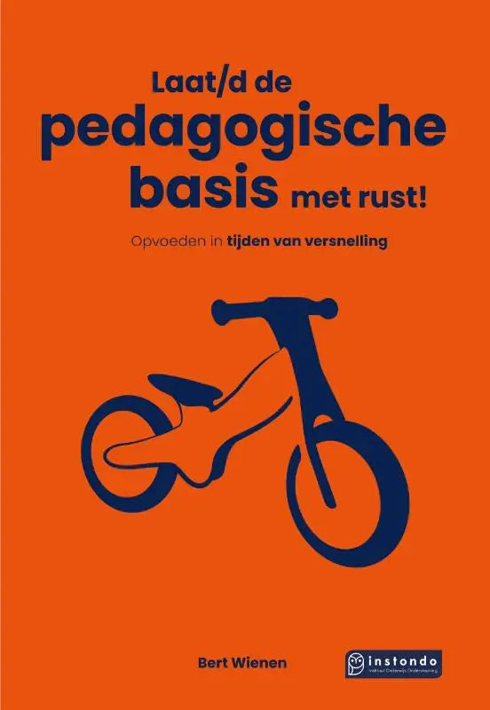 Oranje boekomslag met een marineblauwe silhouet van een loopfiets in laatd de pedagogische basis met rust opvoedenboek