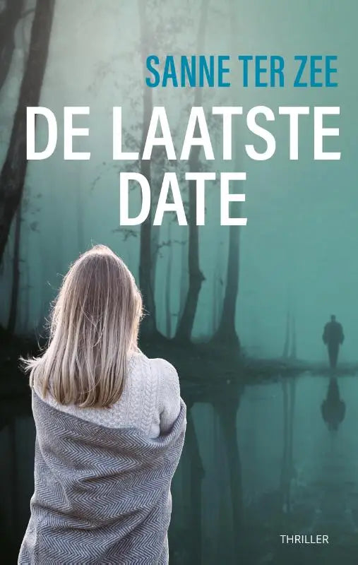De laatste date boekcover door sanne ter zee toont een vrouw met blond haar in een grijze visgraatdeken tegen mistig bos