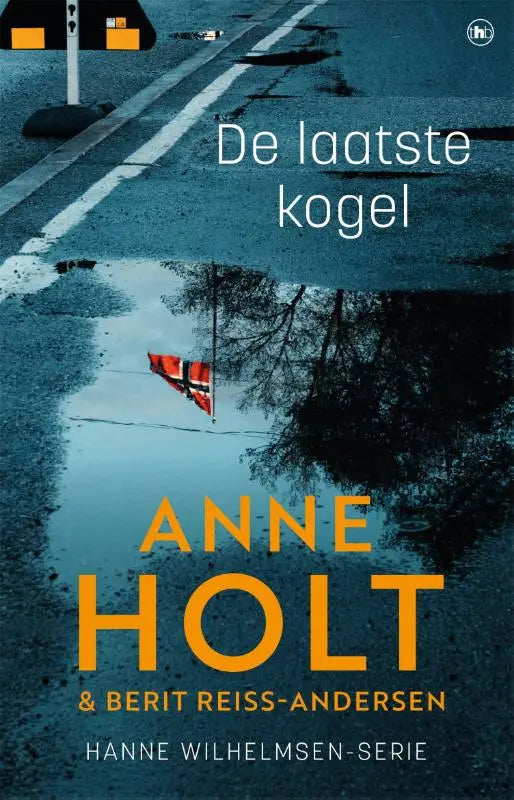 De laatste kogel boekcover van anne holt en berit reiss-andersen met donkerblauwe noorse vlag reflectie in plas