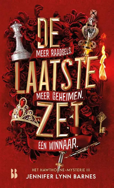 The book cover of laatste zet by jennifer lynn barnes features gold lettering on red with silver and gold chess pieces and keys