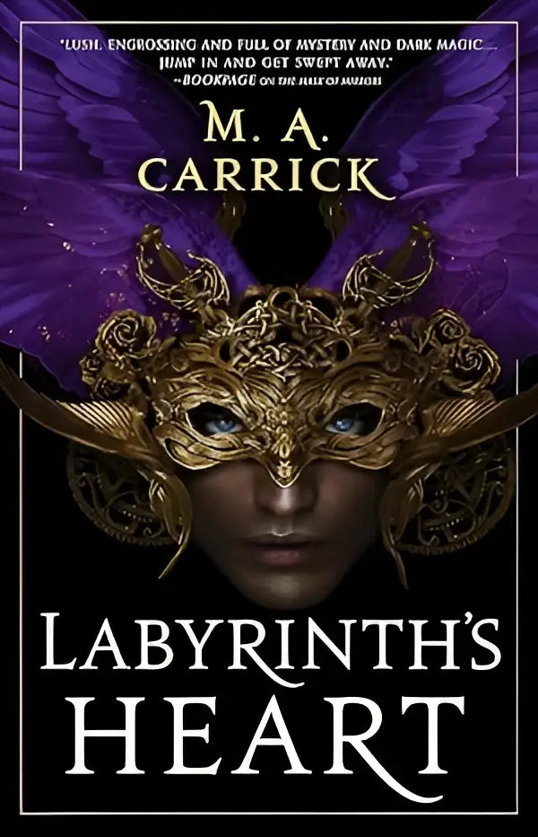 Een goudkleurig sierlijk masker met paarsveren vleugels uit labyrinths heart voor duistere magie en mysterie