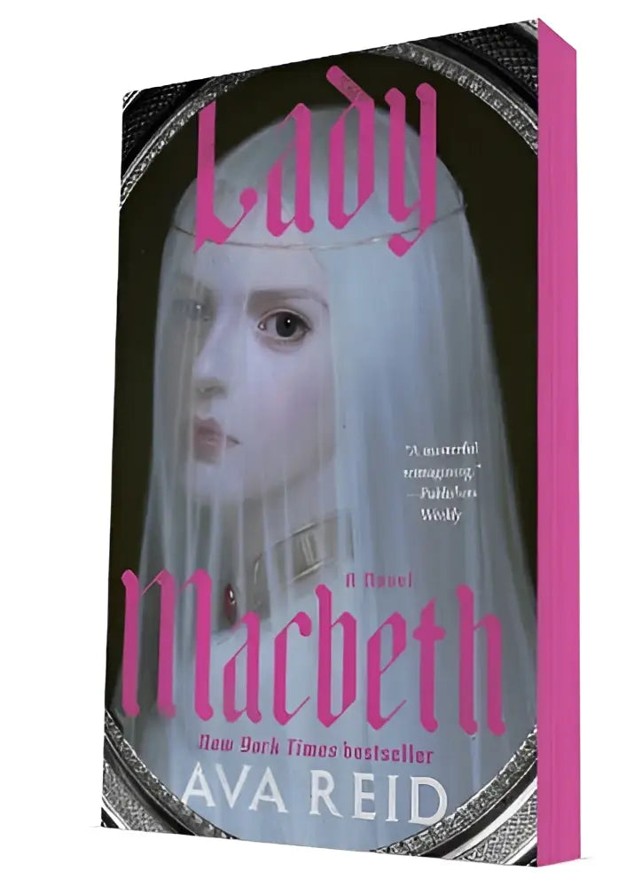 Roze hardcovers boek lady macbeth met gotische omslag en afbeelding van lady macbeth in witte sluier en donkere kleding