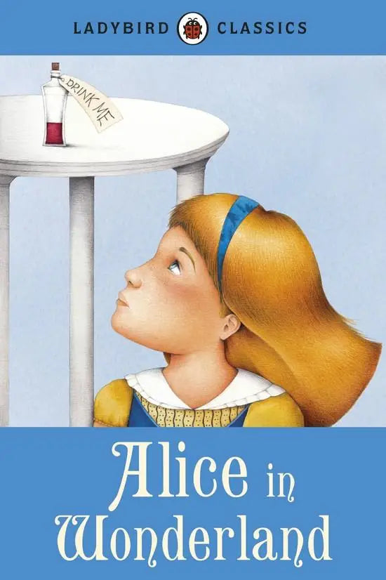 Een kleine glazen fles met rode vloeistof en een label drink me in ladybird classics alice in wonderland