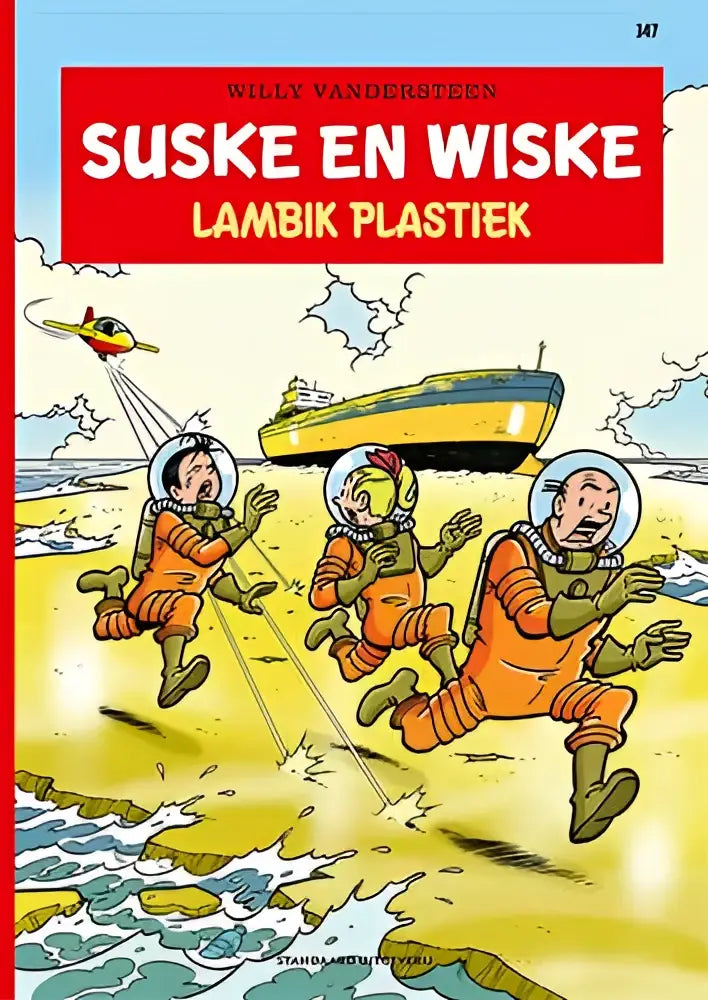 De cover van het suske en wiske stripboek lambik plastiek toont drie astronauten in oranje pakken rennend op het strand
