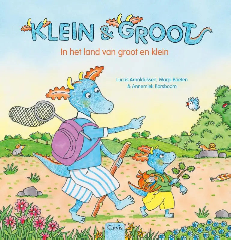 Illustratie van een blauwe draak met paarse rugzak en gestreepte korte broek die met een net en kleine draak loopt voor jonge lezers in het land van groot en klein