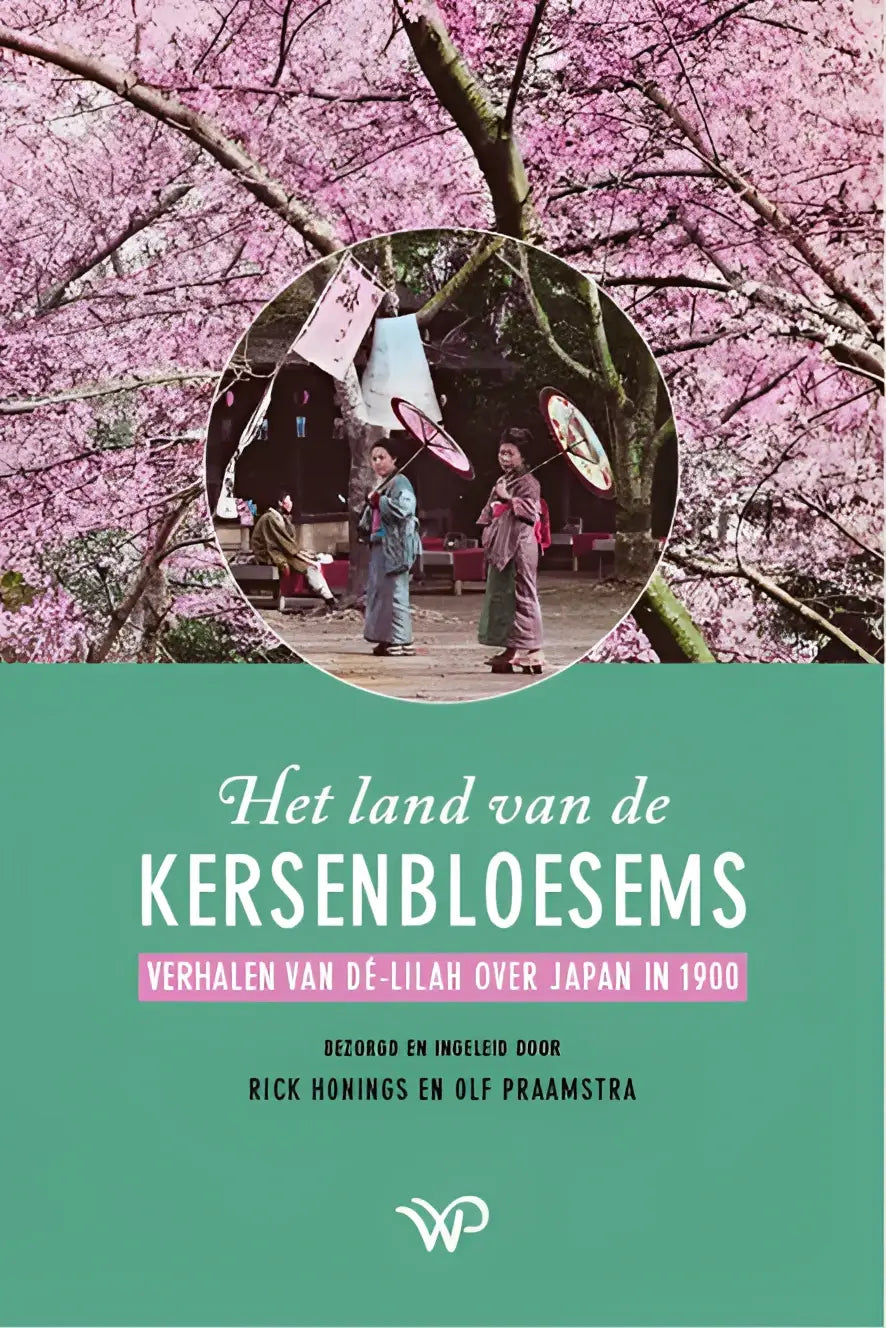Het boek het land van de kersenbloesems heeft een groene achtergrond met witte en roze tekst over japan in 1900