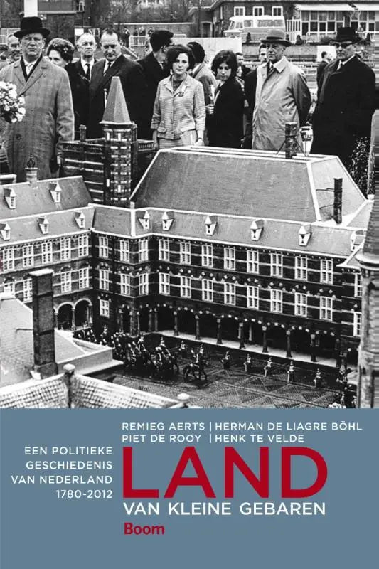 Zwartwitfoto van mensen op platform met kleine gebaren model van historisch dutch gebouw ontworpen door liagre bohl en remieg aerts