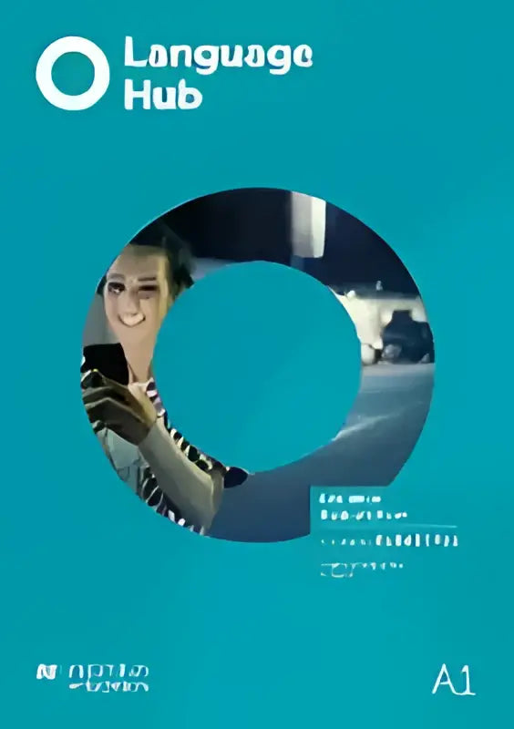 Teal gekleurde language hub elementary a1 studieboek met student’s app en afbeelding van vrouw met smartphone