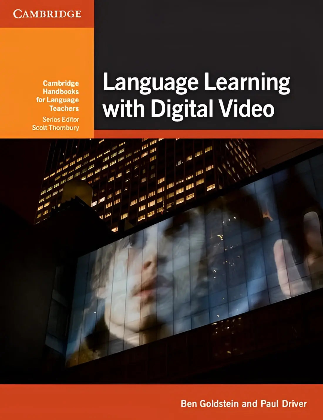 Handboek language learning with digital video van Cambridge met nachtelijk stadsgezicht en verlichte digitale videodisplay