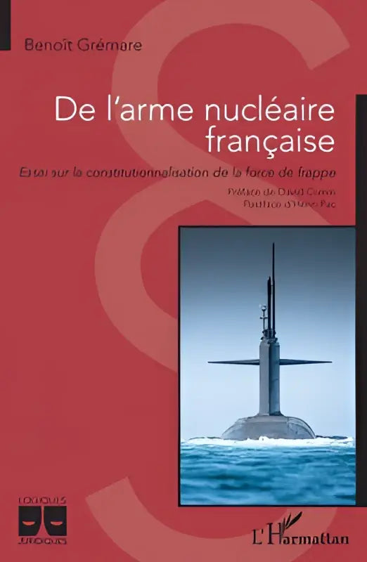 Rood boek met zwart-wit afbeelding van franse nucleaire onderzeeër getiteld de l’arme nucléaire française van benoît grémane essai sur l’arme nucléaire française
