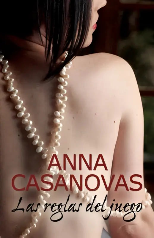 Een vrouw draagt een lange, elegante witte parelketting bij het product las reglas del juego