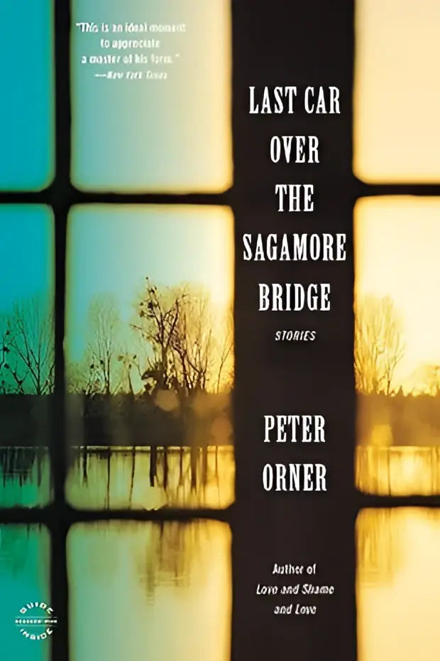De boekomslag van last car over the sagamore bridge door peter orner toont een gesplitst ontwerp met teal en goudgeel en silhouetten van kale bomen
