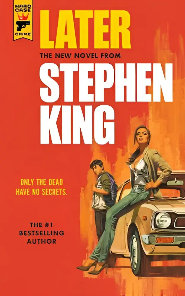 De cover van stephen kings roman later toont een vrouw in jeans tegen een oude auto met een vurige rode achtergrond, later only the dead have no secrets