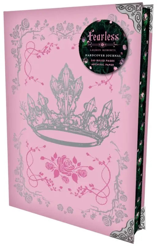 Lichtroze hardcover fearless journal van lauren roberts met zilveren kroon en rozenontwerp en archiefpapier uit the powerless trilogy