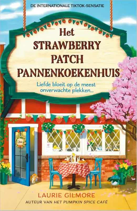 De cover van het kinderboek het strawberry patch pannenkoekenhuis door laurie gilmore toont een charmant café in dream harbor met pompoenkruiden sfeer