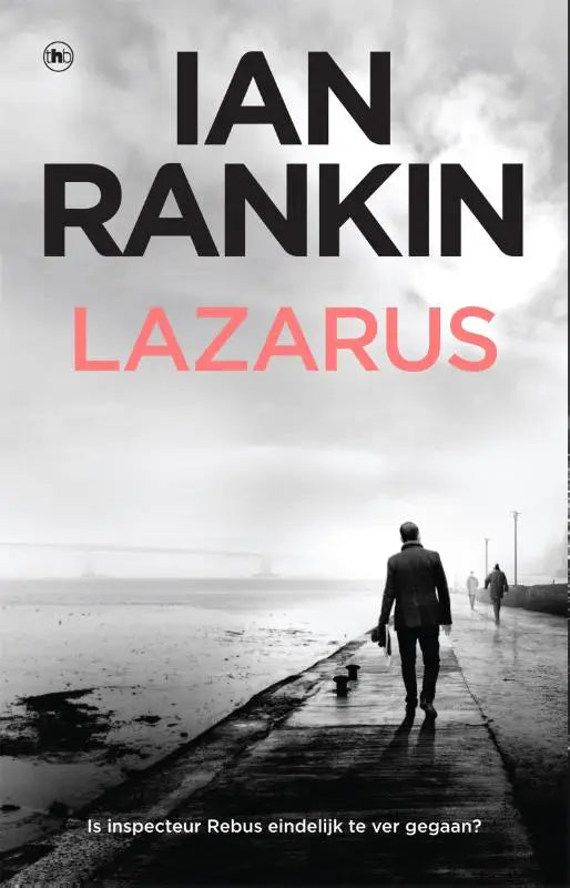 Zwart wit boekomslag van lazarus door ian rankin met een man in pak die wegloopt op een natte pier