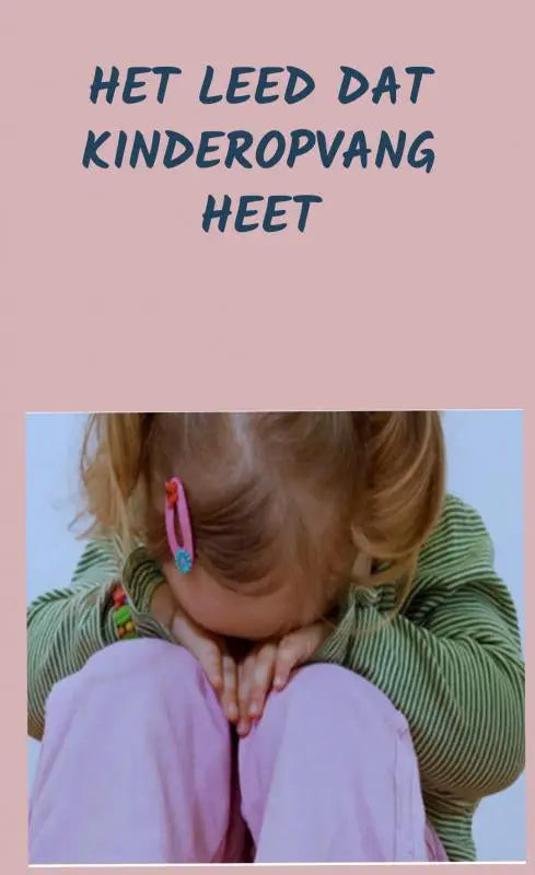Een jonge blonde kind met groene gestreepte trui en roze broek buigt het hoofd op de knieën in kinderopvang heet