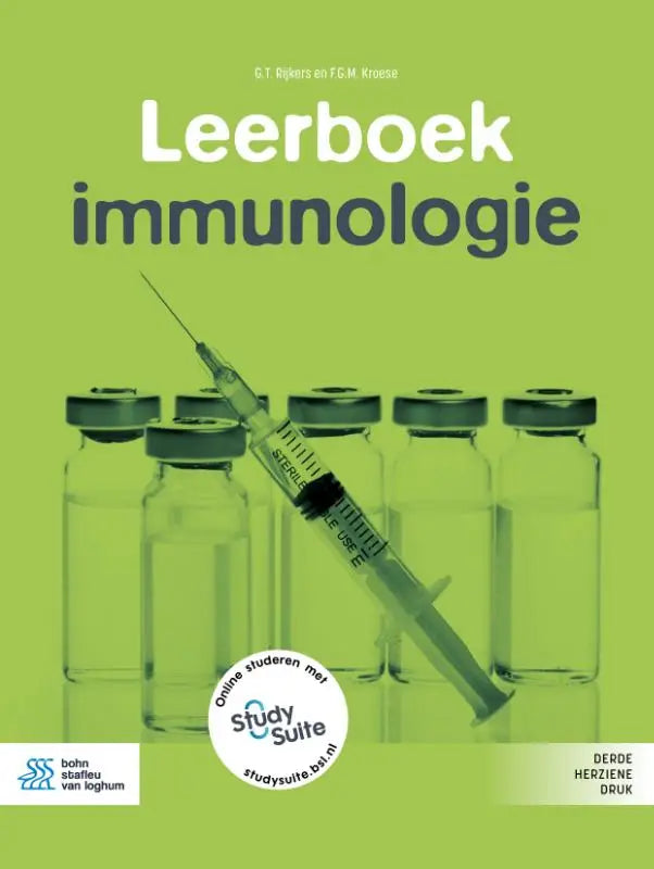 Een heldere glazen spuit met metalen naald en zwarte zuiger diagonaal op doorzichtige flesjes voor leerboek immunologie bsl media interne geneeskunde
